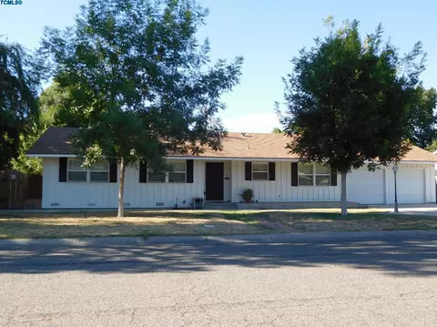 1426 W Iris Ave, Visalia, CA 93277 photo 1