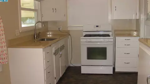 835 E St, Reedley, CA 93654 photo 2