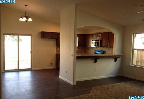 1028 E Vine Ct, Visalia, CA 93292 photo 2
