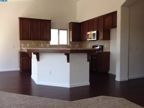 1044 E Vine Ct, Visalia, CA 93292 photo 3