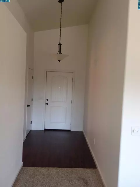1128 E Vine Ct, Visalia, CA 93292 photo 2