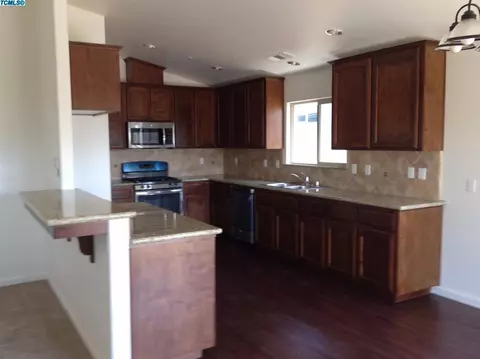 1128 E Vine Ct, Visalia, CA 93292 photo 3