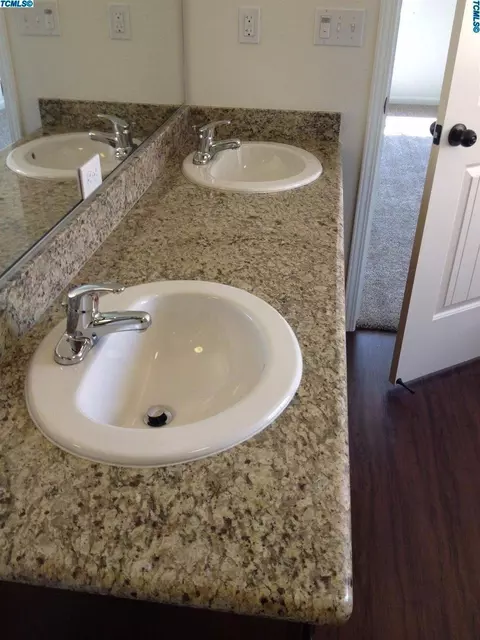 1128 E Vine Ct, Visalia, CA 93292 photo 8