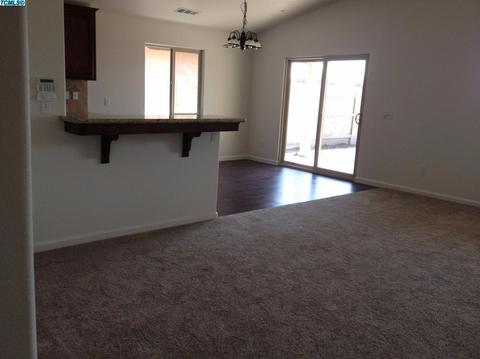 946 E Vine Ct, Visalia, CA 93292 photo 6