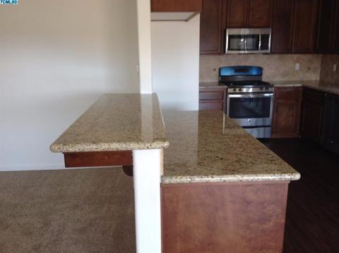 946 E Vine Ct, Visalia, CA 93292 photo 5