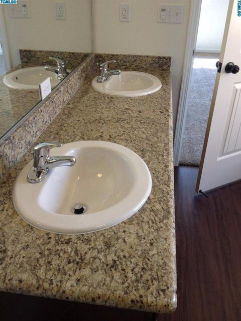 946 E Vine Ct, Visalia, CA 93292 photo 8