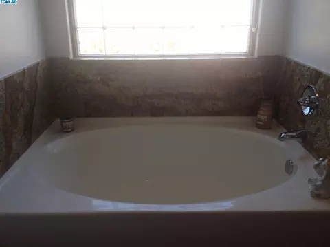 1036 E Vine Ct, Visalia, CA 93292 photo 4
