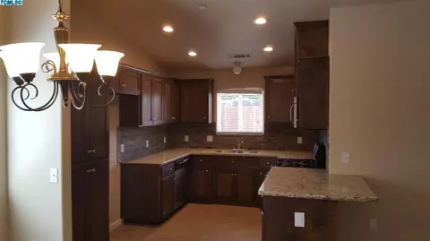 523 E Tulare Ave, Visalia, CA 93292 photo 4