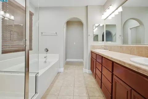 3735 E Harter Ct, Visalia, CA 93292 photo 11