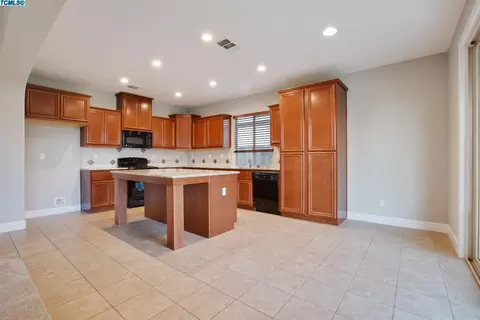 3735 E Harter Ct, Visalia, CA 93292 photo 4