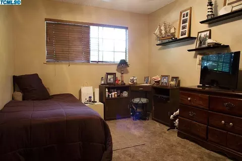 216 E Berkeley Ave, Tulare, CA 93274 photo 12