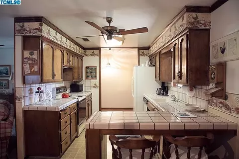216 E Berkeley Ave, Tulare, CA 93274 photo 3