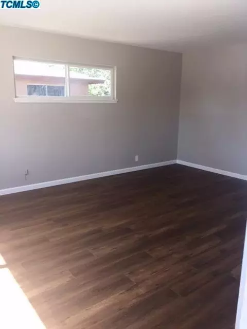 122 W Spring Ln, Lemoore, CA 93245 photo 2