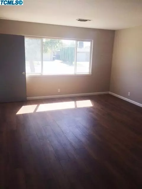 122 W Spring Ln, Lemoore, CA 93245 photo 3