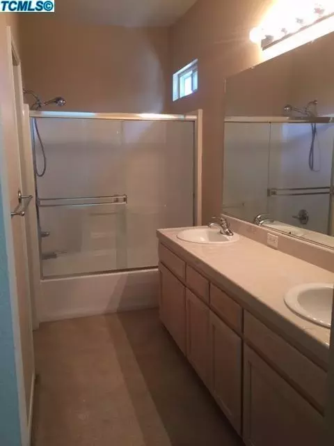 925 W James Ct, Visalia, CA 93277 photo 6