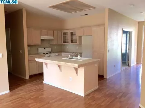 925 W James Ct, Visalia, CA 93277 photo 2