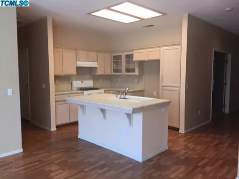 925 W James Ct, Visalia, CA 93277 photo 3