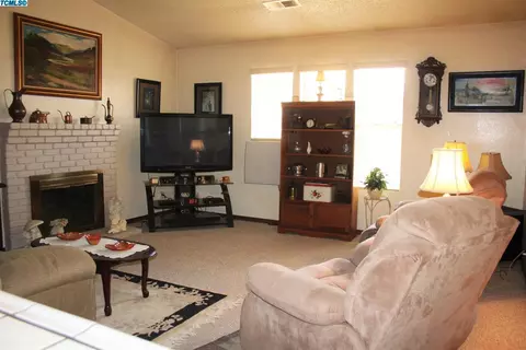 1330 E Sunnyview Ave, Visalia, CA 93292 photo 3
