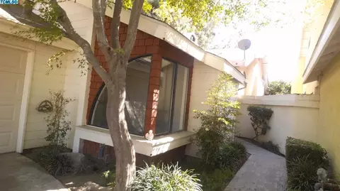 2433 E Parker Ct, Visalia, CA 93292 photo 1