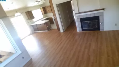 2433 E Parker Ct, Visalia, CA 93292 photo 2