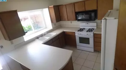 2433 E Parker Ct, Visalia, CA 93292 photo 3