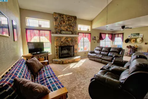 33246 Globe Dr, Springville, CA 93265 photo 5