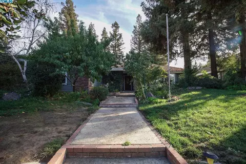 3035 E Sycamore Ave, Visalia, CA 93292 photo 3