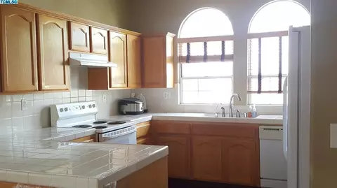 1499 Noble St, Lemoore, CA 93245 photo 5
