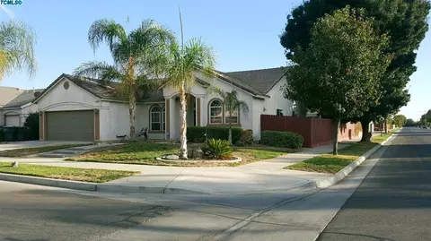 1499 Noble St, Lemoore, CA 93245 photo 4