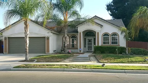 1499 Noble St, Lemoore, CA 93245 photo 2