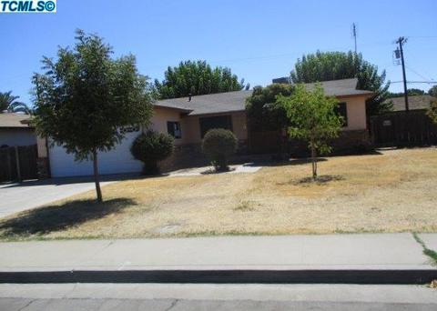 127 E Spruce Ave, Lemoore, CA 93245 photo 2