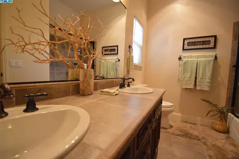 218 E Arlen Ave, Visalia, CA 93277 photo 23