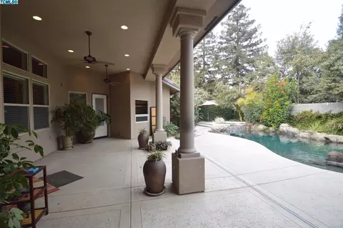 218 E Arlen Ave, Visalia, CA 93277 photo 4
