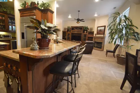 218 E Arlen Ave, Visalia, CA 93277 photo 9