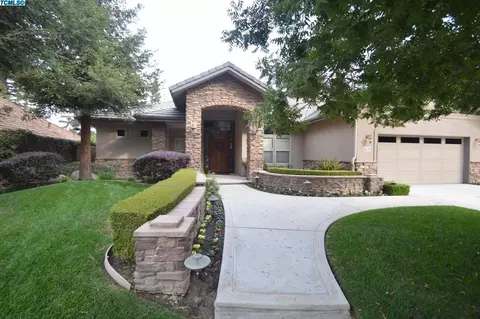 218 E Arlen Ave, Visalia, CA 93277 photo 2