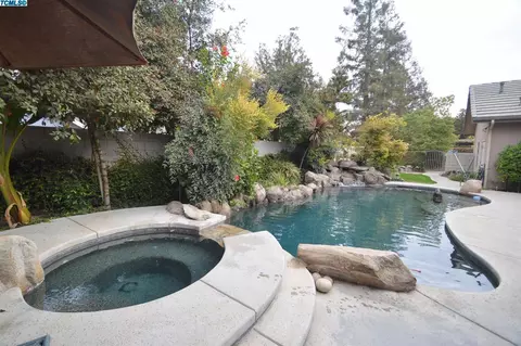 218 E Arlen Ave, Visalia, CA 93277 photo 3