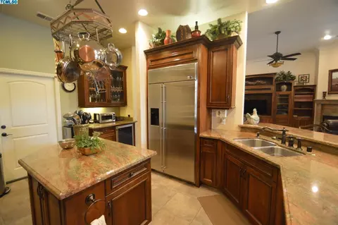 218 E Arlen Ave, Visalia, CA 93277 photo 13
