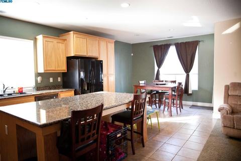 235 Hampton St, Tulare, CA 93274 photo 3