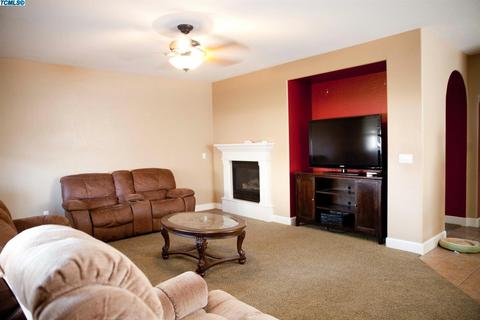 235 Hampton St, Tulare, CA 93274 photo 4