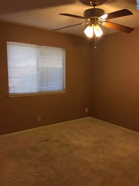 37 Cantebury Dr, Lemoore, CA 93245 photo 13