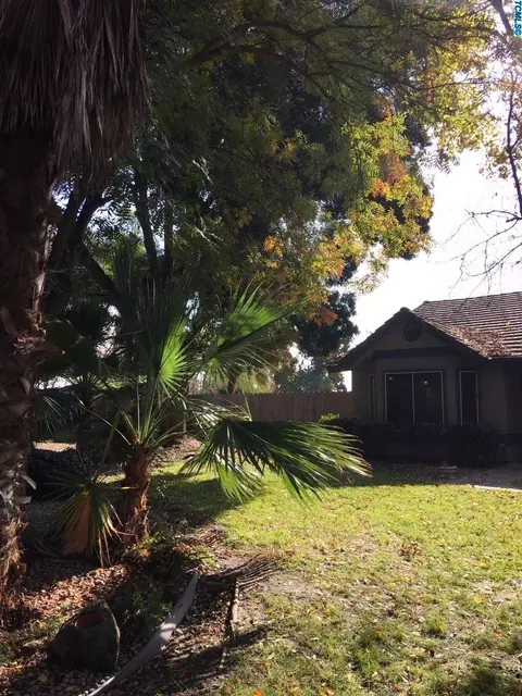 37 Cantebury Dr, Lemoore, CA 93245 photo 3