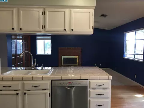 37 Cantebury Dr, Lemoore, CA 93245 photo 9