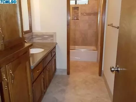 231 E Wilson Ave, Tulare, CA 93274 photo 14