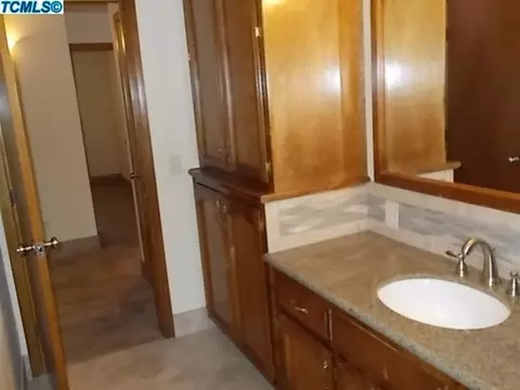 231 E Wilson Ave, Tulare, CA 93274 photo 16