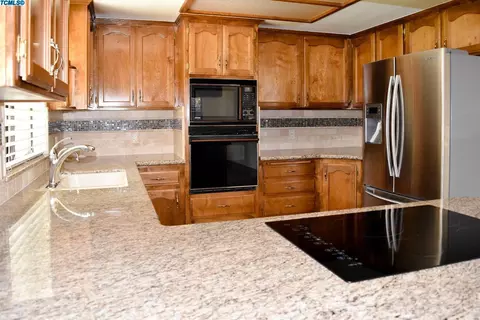 231 E Wilson Ave, Tulare, CA 93274 photo 10