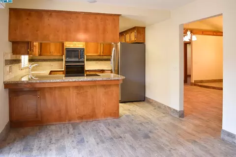 231 E Wilson Ave, Tulare, CA 93274 photo 8