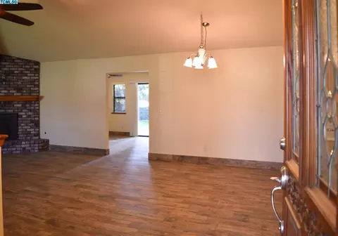 231 E Wilson Ave, Tulare, CA 93274 photo 4