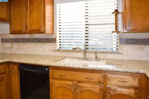 231 E Wilson Ave, Tulare, CA 93274 photo 11
