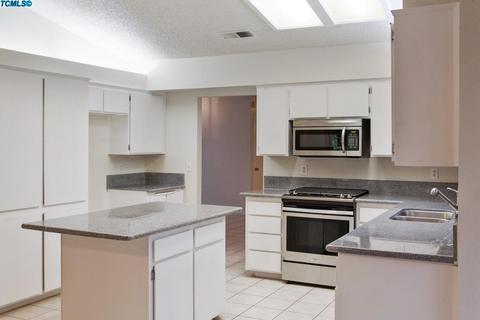 1436 E Castleview Ave, Visalia, CA 93292 photo 2