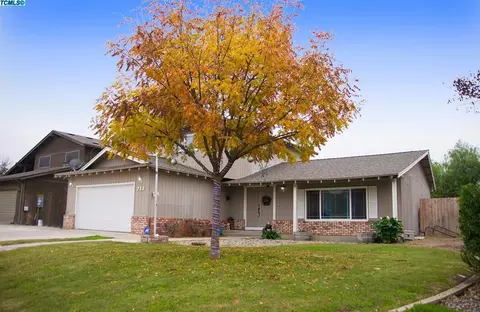 733 Cedar Ln, Lemoore, CA 93245 photo 2